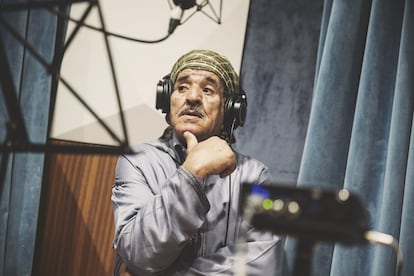 El músico Ahmed Bizmaoune durante un momento de la grabación del recopilatorio 'Ruais. Un viaje al universo de los poetas cantantes itinerantes'.