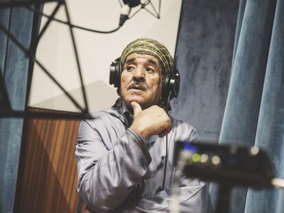 El músico Ahmed Bizmaoune durante un momento de la grabación del recopilatorio 'Ruais. Un viaje al universo de los poetas cantantes itinerantes'.