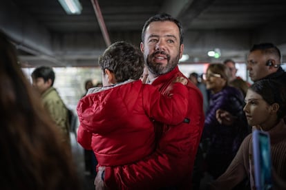 Carlos Fernando Galán, carga a su hijo en su puesto de votación, en Bogotá, el 29 de octubre de 2023.