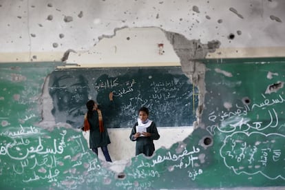 Niñas palestinas juegan dentro de su escuela que fue destruída durante el conflicto entre Israel y Gaza.