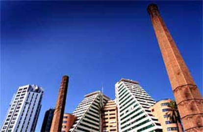 Dos chimeneas industriales incorporadas a las zonas verdes de la prolongación de la Alameda de Valencia.