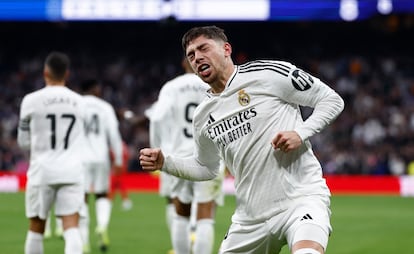 Federico Valverde celebra su gol ante el Sevilla este sábado en el Bernabéu.