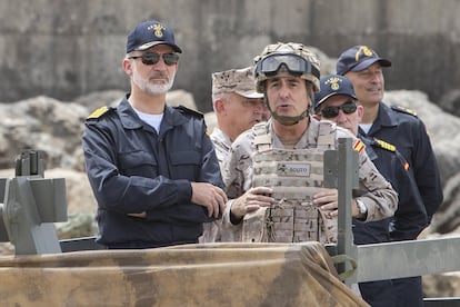 Felipe VI ha asistido este miércoles a uno de los ejercicios organizados por la Armada en la Base Naval de Rota, en el que han participado también agrupaciones permanentes de la OTAN y la fuerza marítima de la Unión Europea.