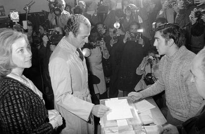 Los Reyes de España votan en el colegio de San Fernando de El Pardo, poco antes de las once y media de la mañana en el referéndum sobre la Constitución Española.