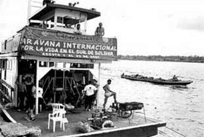 El barco La Marcela, con los cooperantes internacionales a bordo, sobre el río Magdalena.