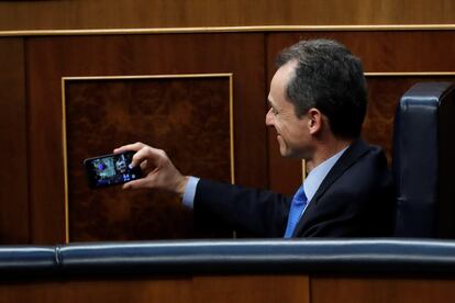 El ministro de Ciencia, Innovación y Universidades Pedro Duque se hace un selfi este jueves durante la última sesión del Congreso antes de que la Diputación Permanente asuma las funciones del pleno.