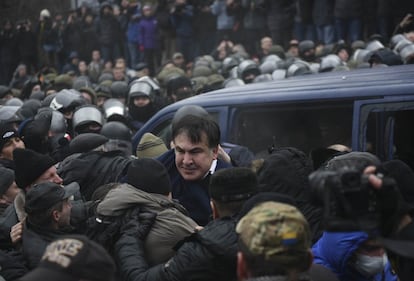 El exgobernador de Odessa se ha bajado entonces del furgón mientras otras personas le protegían haciendo una cadena humana para evitar que la Policía pudiera capturarlo.