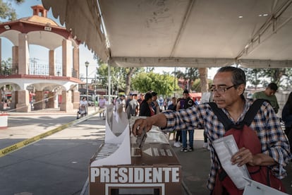 Un hombre emite su voto para presidente en una casilla de la delegación Milpa Alta. 