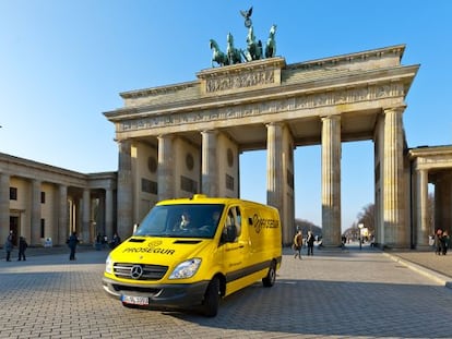 Un vehículo de Prosegur circulando por Puerta de Brandemburgo en Berlín.