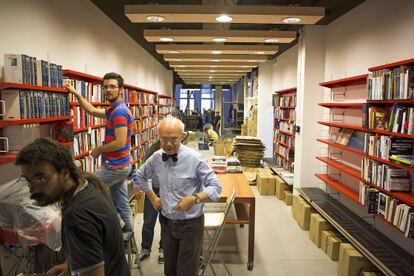 Josep Cots, en primer t&eacute;rmino, ayer en pleno ajetreo en la nueva sede de Documenta.