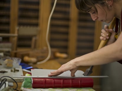 María Lucas al seu taller.