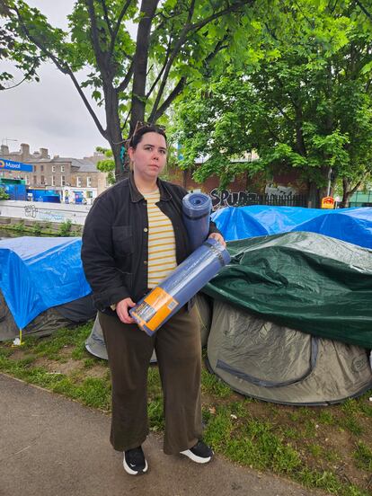 Olivia Haedon, voluntaria, repartía este viernes esterillas entre los inmigrantes del campamento de Dublín