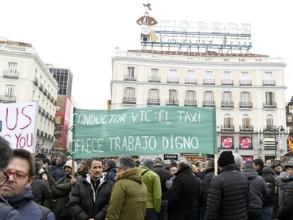 Concentraci&oacute;n de taxistas en la Puerta del Sol de Madrid este jueves.