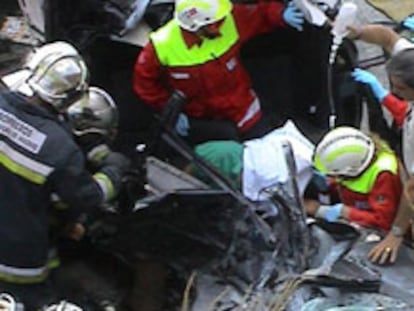 Bomberos rescatando a un herido en el accidente