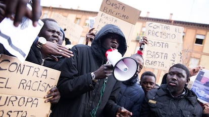 Protesta en Lavapiés, el pasado sábado, por la muerte del mantero senegalés Mame Mbaye.