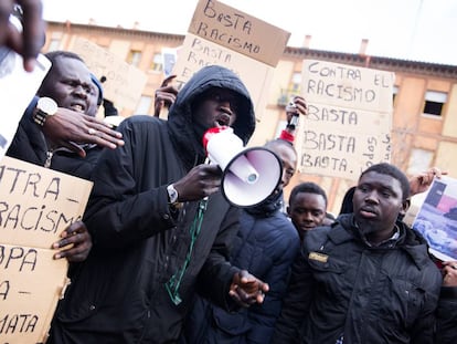 Protesta en Lavapiés, el pasado sábado, por la muerte del mantero senegalés Mame Mbaye.