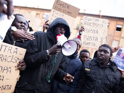 Protesta en Lavapiés, el pasado sábado, por la muerte del mantero senegalés Mame Mbaye.