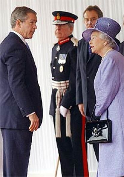 Bush conversa con Isabel II en presencia de Blair.