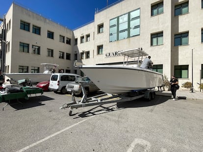 Las dos embarcaciones modificadas, vehículos y objetos de suministro que usaban los cuatro detenidos de la mafia de Cádiz por suministrar combustible a los narcos, durante la presentación de la operación este martes en la Comandancia de Cádiz.
