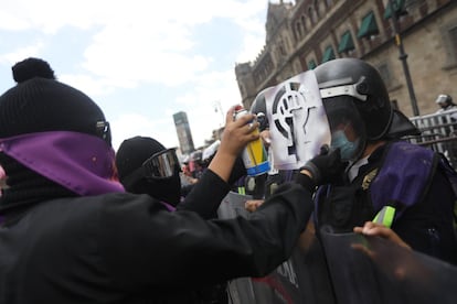 Colectivos feministas y familiares de Susana Garrido, una joven maestra asesinada en Ciudad de México en abril pasado presuntamente a manos de su expareja, durante una marcha para exigir justicia por este feminicidio en Ciudad de México.