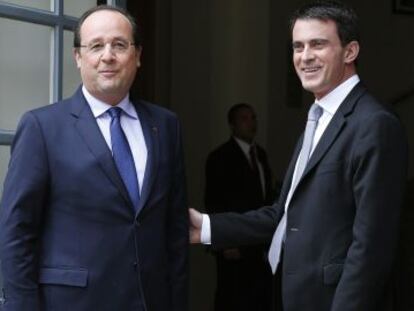 El presidente franc&eacute;s, Fran&ccedil;ois Hollande (izq), este lunes junto al primer ministro, Manuel Valls.