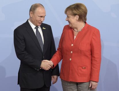 Angela Merkel da la bienvenida al presidente ruso, Vladimir Putin.