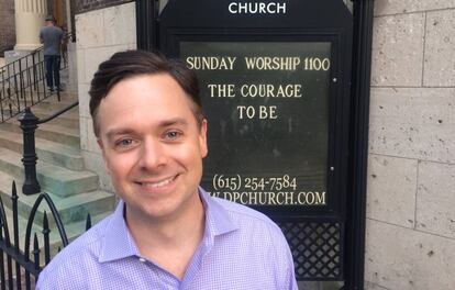 Geoff Little, en la entrada de la Iglesia Presbiteriana