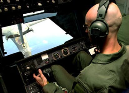 Un técnico de un KC-10 llena en vuelo los dépositos de combustible  de un bombardero  B1-B sobre el océano Índico, poco antes de una nueva misión de bombardeo sobre Afganistán.