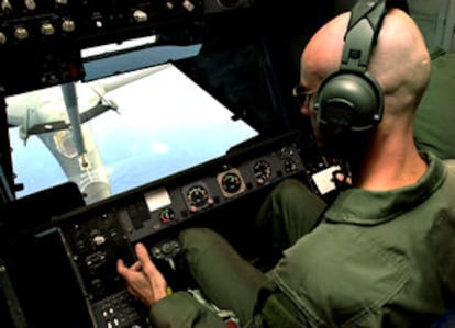 Un técnico de un KC-10 llena en vuelo los dépositos de combustible de un bombardero B1-B sobre el océano Índico, poco antes de una nueva misión de bombardeo sobre Afganistán.