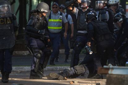 Policial ferido durante o protesto em Brasília é socorrido por colegas.