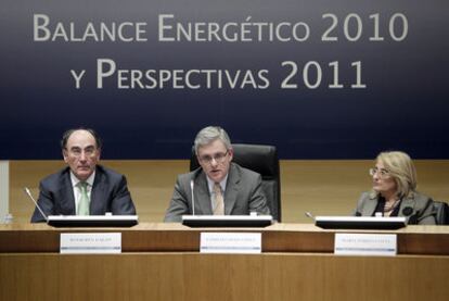 Sánchez Galán, Fabrizio Hernández y Maite Costa, ayer presentando el balance energético.