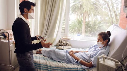 Edgar habla con Monserrat, una paciente hospitalizada, por tuberculosis multirresistente (TB-MDR) en M&eacute;xico que se cur&oacute; en 2013.