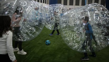 Diversos nens juguen a pilota durant la inauguració de la Ciutat dels Somnis, aquest divendres.