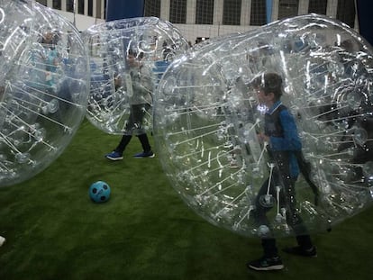 Diversos nens juguen a pilota durant la inauguració de la Ciutat dels Somnis, aquest divendres.