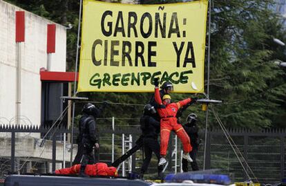 Los antidisturbios han desalojado a los activistas de Greenpeace que se encontraban en el techo del contenedor con una pancarta y después han agujereado el techo para sacar a la decena de personas que se encontraba dentro