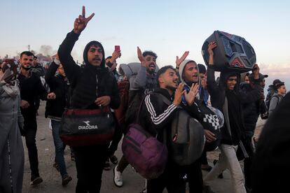 Desplazados palestinos celebran su regreso a sus hogares. Se calcula que 9 de cada 10 gazatíes han tenido que abandonar sus casas durante los bombardeos incesantes de Israel sobre la Franja. 