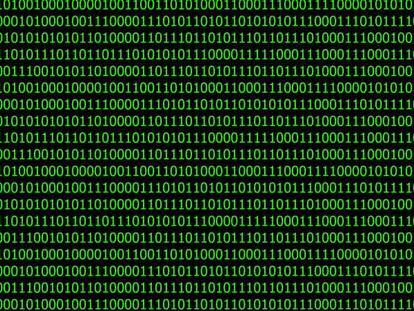 Códigos binarios en la pantalla de un ordenador.