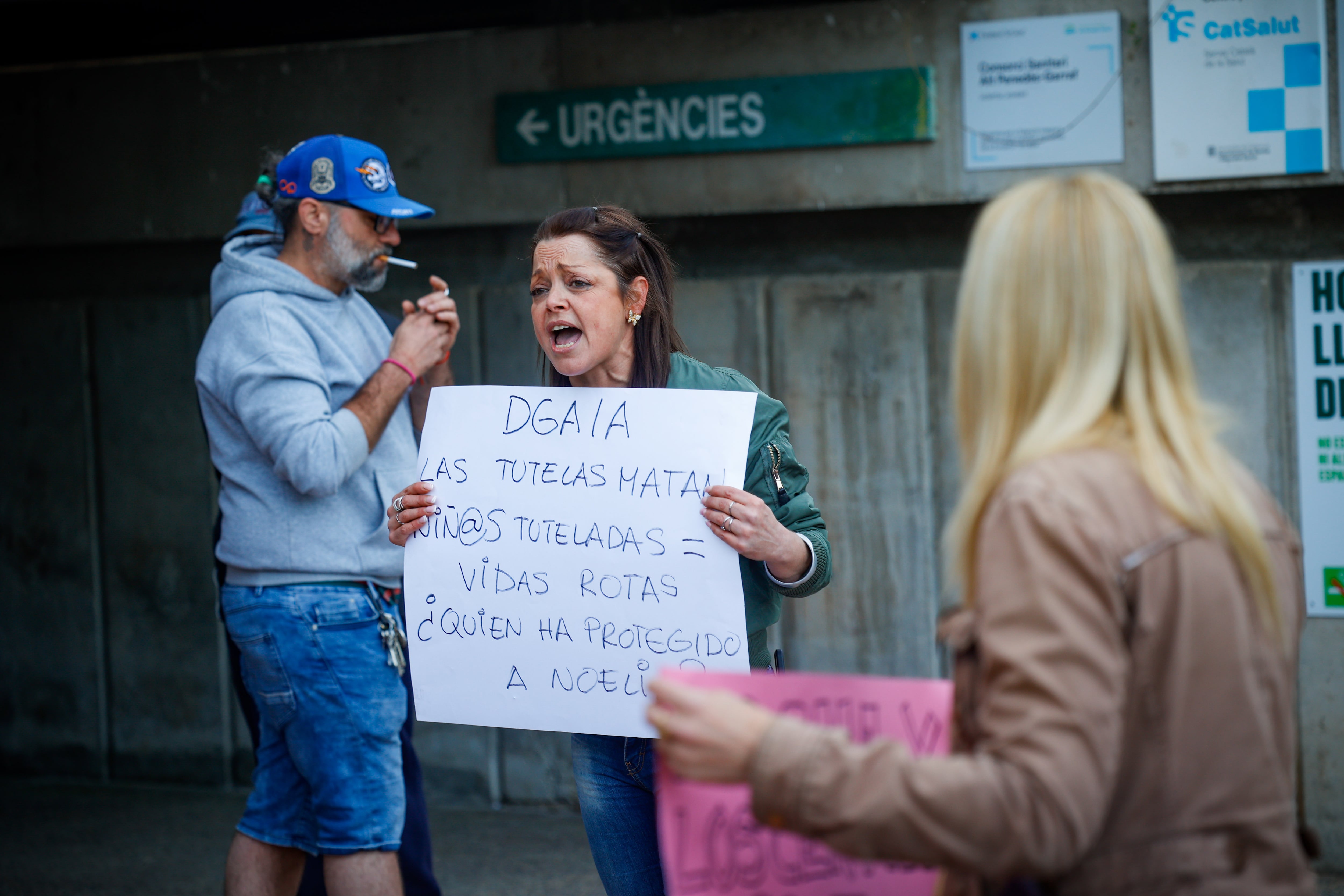 Personas concentradas este jueves en protesta por la eutanasia de Noelia a las puertas del Hospital Residencia Sant Camil.