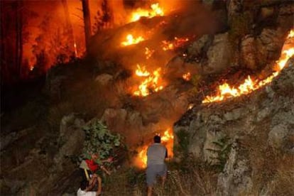 Los vecinos de Untes intentan atajar el fuego que quema los montes entre Santa Cruz de Arrabaldo y Untes.