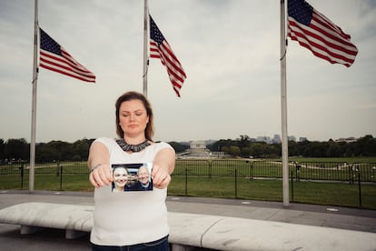 Krystel Anderson muestra la foto de su abuelo, Alexander Lloyd, que falleció por coronavirus en Washington (EE UU) el pasado mayo.