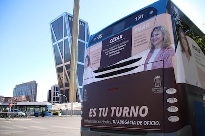 Trasera de un autobús de la EMT en Plaza de Castilla con la campaña del ICAM en favor del Tirno de Oficio