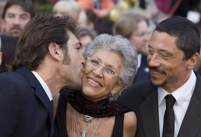 El actor español Javier Bardem, nominado en la categoría de mejor actor de reparto por la película 'No es un país para viejos', besa a su madre, Pilar Bardem, ante por su hermano Carlos, a su llegada  al teatro Kodak de Hollywood, California, el 24 de febrero de 2008.