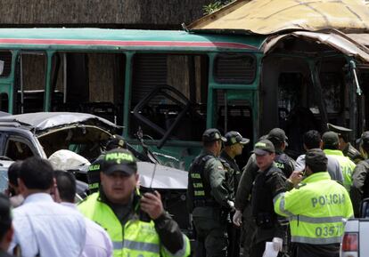 Policías inspeccionan los vehículos afectados por la explosión de la bomba.