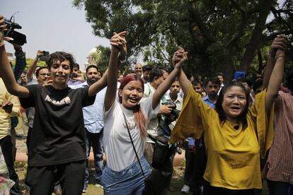 Un grupo de gente celebra la decisión del Tribunal Supremo en Nueva Delhi (India).
