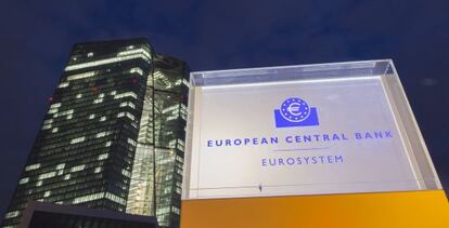 Un rótulo iluminado del BCE ante la sede de la institución en Fráncfort.