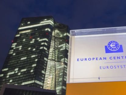 Letreiro luminoso do BCE diante da sede da instituição em Frankfurt.