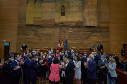 Los diputados del PP aplauden a Isabel Díaz Ayuso en la Asamblea tras su investidura, este viernes.