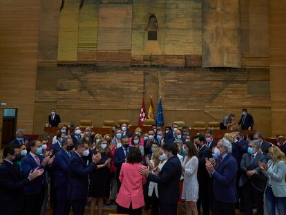 Los diputados del PP aplauden a Isabel Díaz Ayuso en la Asamblea tras su investidura, este viernes.