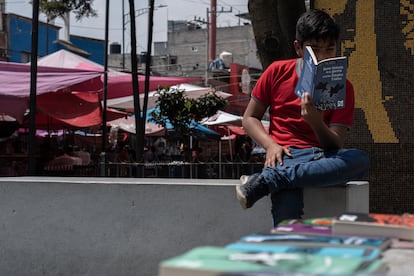 Un joven lee un libro en un parque en Ciudad de México.