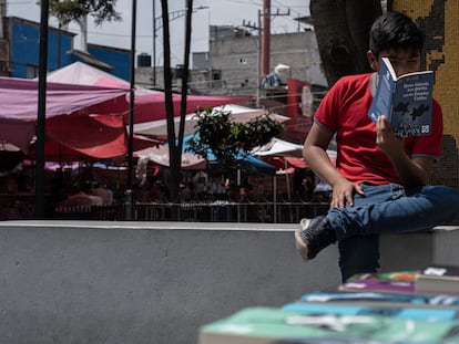 Un joven lee un libro en un parque en Ciudad de México.